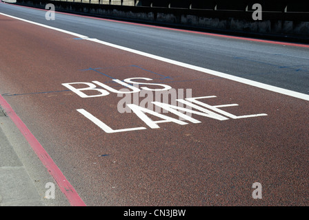 ' ' Le marquage routier Bus Lane, Londres, Royaume-Uni Banque D'Images
