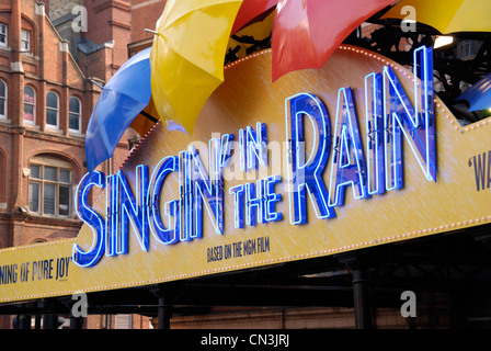 La promotion de l'inscription encore de Singin' in the Rain à l'extérieur du Palace Theatre, Londres, UK Banque D'Images