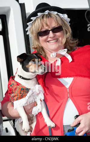 Une femme habillé en costume traditionnel gallois sur Mars 1st, St David's day, le Pays de Galles UK Banque D'Images