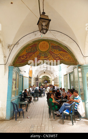 Tunisie, Tunis, médina classée au Patrimoine Mondial de l'UNESCO, sur la médina et le souk, bar à thé et narguilé Banque D'Images