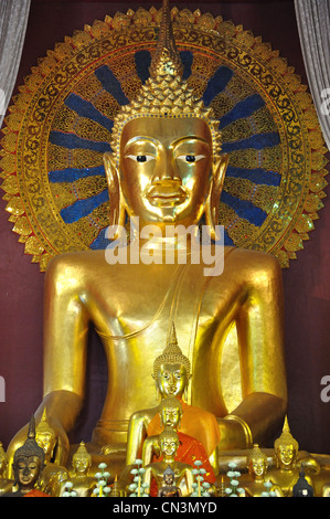 Bouddha en or à l'intérieur de Wihan Luang, Wat Phra Singh, Chiang Mai, la province de Chiang Mai, Thaïlande Banque D'Images