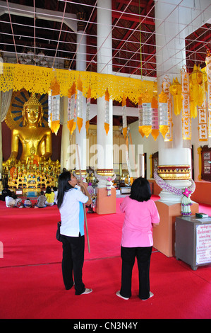 Bouddha en or à l'intérieur de Wihan Luang, Wat Phra Singh, Chiang Mai, la province de Chiang Mai, Thaïlande Banque D'Images