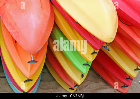 Kayaks colorés sur la plage à Provincetown, Massachusetts Banque D'Images