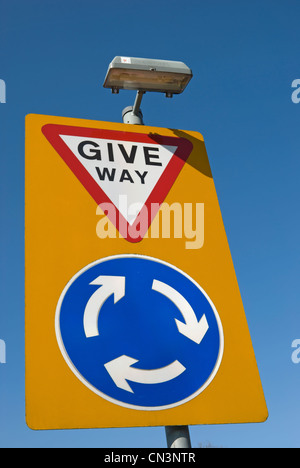 La signalisation routière indiquant un rond-point où les conducteurs approchant devrait céder la place Banque D'Images