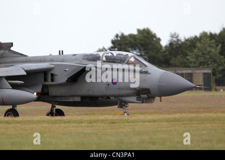 Panavia Tornado GR4 (ZA458) est une géométrie variable, deux places, de jour ou de nuit, avion d'attaque tout temps, capable de fournir une grande variété d'armes. Deux RR RB199 Mk103 turbosoufflantes, Vitesse max : 1.3Mach, altitude Max : 50 000 ft, l'équipage : 2 Armement : Storm Shadow, DMS et l'héritage de souffre, ALARME Mk 2, AIM-9L Sidewinder II Paveway III Paveway,, amélioré, Paveway IV Paveway, Mauser 27mm Cannon, ASRAAM Banque D'Images