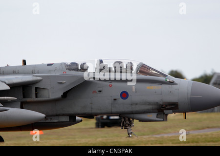 Panavia Tornado GR4 (ZA458) est une géométrie variable, deux places, de jour ou de nuit, avion d'attaque tout temps, capable de fournir une grande variété d'armes. Deux RR RB199 Mk103 turbosoufflantes, Vitesse max : 1.3Mach, altitude Max : 50 000 ft, l'équipage : 2 Armement : Storm Shadow, DMS et l'héritage de souffre, ALARME Mk 2, AIM-9L Sidewinder II Paveway III Paveway,, amélioré, Paveway IV Paveway, Mauser 27mm Cannon, ASRAAM Banque D'Images