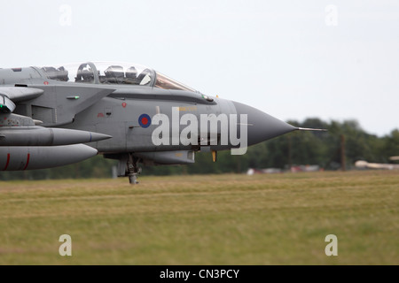 Panavia Tornado GR4 (ZA458) est une géométrie variable, deux places, de jour ou de nuit, avion d'attaque tout temps, capable de fournir une grande variété d'armes. Deux RR RB199 Mk103 turbosoufflantes, Vitesse max : 1.3Mach, altitude Max : 50 000 ft, l'équipage : 2 Armement : Storm Shadow, DMS et l'héritage de souffre, ALARME Mk 2, AIM-9L Sidewinder II Paveway III Paveway,, amélioré, Paveway IV Paveway, Mauser 27mm Cannon, ASRAAM Banque D'Images