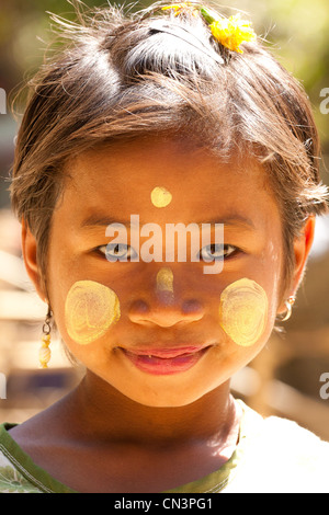 Myanmar (Birmanie), de l'État Rakhine (Arakan), Mrauk U, Chin village girl portrait Banque D'Images