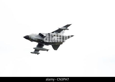 Panavia Tornado GR4 (ZA458) est une géométrie variable, deux places, de jour ou de nuit, avion d'attaque tout temps, capable de fournir une grande variété d'armes. Deux RR RB199 Mk103 turbosoufflantes, Vitesse max : 1.3Mach, altitude Max : 50 000 ft, l'équipage : 2 Armement : Storm Shadow, DMS et l'héritage de souffre, ALARME Mk 2, AIM-9L Sidewinder II Paveway III Paveway,, amélioré, Paveway IV Paveway, Mauser 27mm Cannon, ASRAAM Banque D'Images