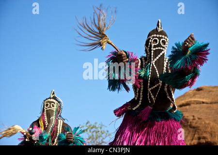 Danseurs masqués dans le comté de Dogon, au Mali. Banque D'Images