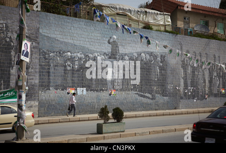 Les peintures sur les murs d'événements importants et les personnalités de Suleimaniya du Kurdistan irakien Banque D'Images