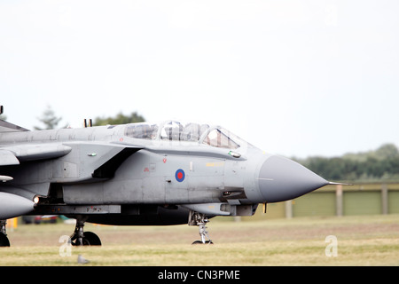 Panavia Tornado GR4 (ZA458) est une géométrie variable, deux places, de jour ou de nuit, avion d'attaque tout temps, capable de fournir une grande variété d'armes. Deux RR RB199 Mk103 turbosoufflantes, Vitesse max : 1.3Mach, altitude Max : 50 000 ft, l'équipage : 2 Armement : Storm Shadow, DMS et l'héritage de souffre, ALARME Mk 2, AIM-9L Sidewinder II Paveway III Paveway,, amélioré, Paveway IV Paveway, Mauser 27mm Cannon, ASRAAM Banque D'Images