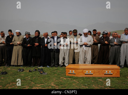 Un imam est la préparation d'avis de décès d'une femme à Halabja, dans le Kurdistan iraquien Banque D'Images