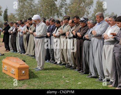 Un imam est la préparation d'avis de décès d'une femme à Halabja, dans le Kurdistan iraquien Banque D'Images