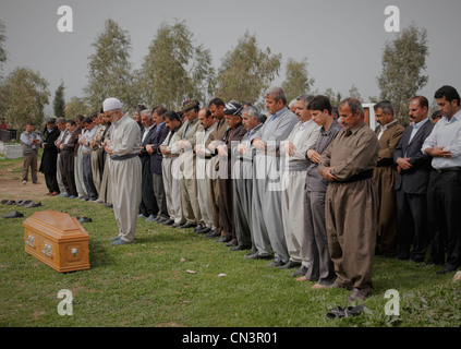 Un imam est la préparation d'avis de décès d'une femme à Halabja, dans le Kurdistan iraquien Banque D'Images