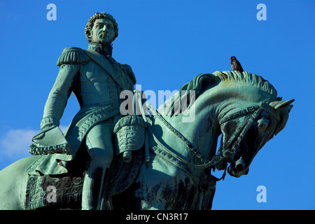 La Norvège, Oslo, Slottsparken, le Palais Royal du 19ème siècle, statue du roi Karl Johan Banque D'Images