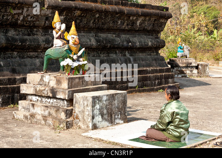 Myanmar (Birmanie), de l'État Rakhine (Arakan), Mrauk U, birman priant devant la déité dimanche Banque D'Images