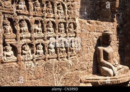 Myanmar (Birmanie), de l'État Rakhine (Arakan), Mrauk U, sculptures de Bouddha dans la pagode Koethaung Banque D'Images