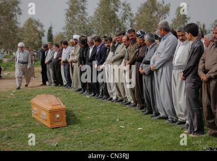Un imam est la préparation d'avis de décès d'une femme à Halabja, dans le Kurdistan iraquien Banque D'Images