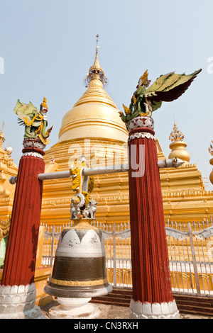 Myanmar (Birmanie), division de Mandalay Mandalay, la pagode Kuthodaw, garuda Banque D'Images