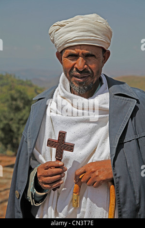 Prêtre orthodoxe de pâques maintenez croix dans l'antique église rupestres de Saint-georges à Lalibela, Éthiopie Banque D'Images