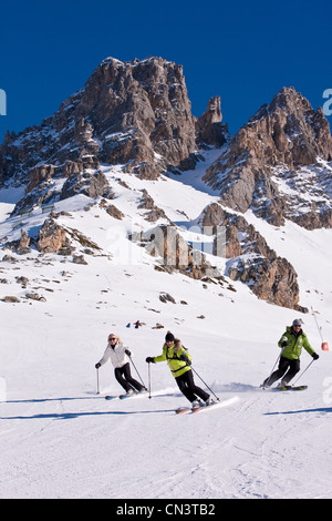 France, Savoie, Méribel, massif de la Vanoise, Tarentaise, station de ski 3 Vallées, des couples de ski avec une vue de la Croix Banque D'Images