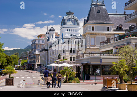 France, Haute Savoie, Chablais, Evian les Bains, l'hôtel de ville et le Palais lumière, salle de conférence situé dans le fordans, Banque D'Images