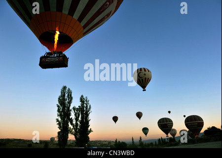 La Turquie, l'Anatolie centrale, la Cappadoce Nevşehir Province, inscrite au Patrimoine Mondial de l'UNESCO, à l'air chaud ballon survolant un Banque D'Images