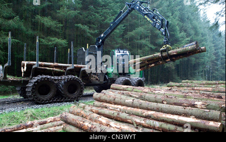 La foresterie commerciale un transitaire, véhicule tout-terrain, ramasser du bois d'arbres coupés dans la forêt Commission Forestière, UK Banque D'Images