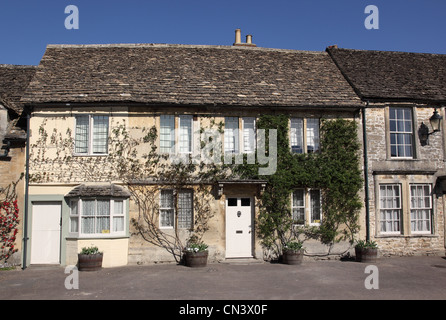 Maisons dans le village de Lacock High Street, Wiltshire, Angleterre, Royaume-Uni Banque D'Images