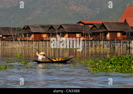 Myanmar (Birmanie), l'État Shan, au Lac Inle, les maisons le long de la près de Nyaungshwe chanel Banque D'Images