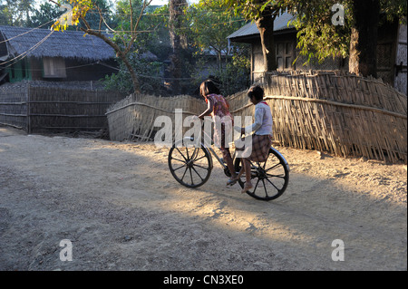 Myanmar (Birmanie), l'État de Rakhine (Arakan), Mrauk U, jeune fille de l'ethnie rakhine ou Arakanais sur son vélo Banque D'Images