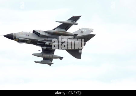 Panavia Tornado GR4 (ZA458) est une géométrie variable, deux places, de jour ou de nuit, avion d'attaque tout temps, capable de fournir une grande variété d'armes. Deux RR RB199 Mk103 turbosoufflantes, Vitesse max : 1.3Mach, altitude Max : 50 000 ft, l'équipage : 2 Armement : Storm Shadow, DMS et l'héritage de souffre, ALARME Mk 2, AIM-9L Sidewinder II Paveway III Paveway,, amélioré, Paveway IV Paveway, Mauser 27mm Cannon, ASRAAM Banque D'Images