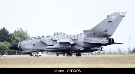 Panavia Tornado GR4 (ZA458) est une géométrie variable, deux places, de jour ou de nuit, avion d'attaque tout temps, capable de fournir une grande variété d'armes. Deux RR RB199 Mk103 turbosoufflantes, Vitesse max : 1.3Mach, altitude Max : 50 000 ft, l'équipage : 2 Armement : Storm Shadow, DMS et l'héritage de souffre, ALARME Mk 2, AIM-9L Sidewinder II Paveway III Paveway,, amélioré, Paveway IV Paveway, Mauser 27mm Cannon, ASRAAM Banque D'Images