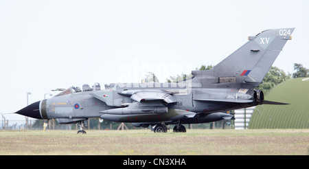 Panavia Tornado GR4 (ZA458) est une géométrie variable, deux places, de jour ou de nuit, avion d'attaque tout temps, capable de fournir une grande variété d'armes. Deux RR RB199 Mk103 turbosoufflantes, Vitesse max : 1.3Mach, altitude Max : 50 000 ft, l'équipage : 2 Armement : Storm Shadow, DMS et l'héritage de souffre, ALARME Mk 2, AIM-9L Sidewinder II Paveway III Paveway,, amélioré, Paveway IV Paveway, Mauser 27mm Cannon, ASRAAM Banque D'Images