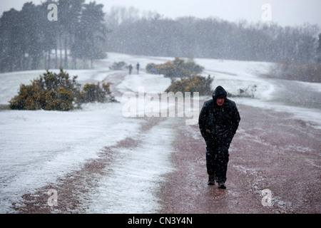 La neige couvrant le Worcestershire, Clent Hills en avril. Sur la photo, un homme marche vers le sommet. Banque D'Images