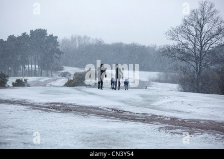 La neige couvrant le Worcestershire, Clent Hills en avril. Sur la photo, les gens promènent leurs chiens. Banque D'Images