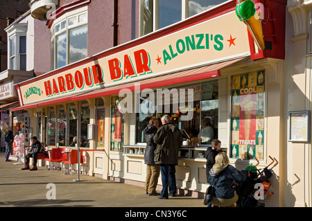 Gens touristes visiteurs au Harbour Bar café kiosque vendant des glaces Et en-cas en hiver Scarborough North Yorkshire Angleterre United Royaume-Uni Grande-Bretagne Banque D'Images