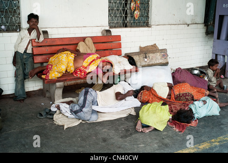 Les personnes qui dorment en attente d'un train dans une gare de Dehli Banque D'Images