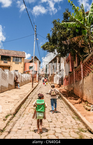 Les enfants malgaches dans la vieille ville de Fianarantsoa, Madagascar highlands Banque D'Images