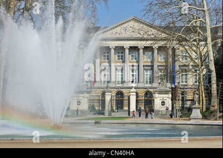 Fontaine au Parc de Bruxelles / Parc de Bruxelles / debout et le Parlement fédéral belge, Bruxelles, Belgique Banque D'Images