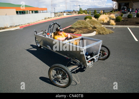 Membre de l'équipe de voiture électrique héliocentrique conduit une voiture de course expérimentale alimenté par l'énergie solaire dans la région de Bend, Oregon Banque D'Images