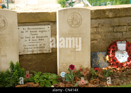 Tombe du Lieutenant Brotheridge à Ranville Cimetière de l'Église en Normandie le premier soldat britannique à mourir au Jour J Banque D'Images