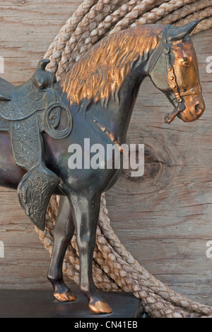 Statue de cheval de l'Ouest face à droite encadrée par un lariat ou un lasso. Banque D'Images