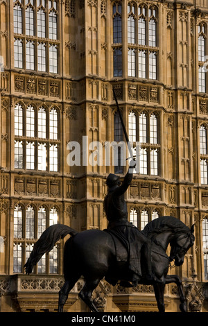 Statue équestre en bronze de Richard Coeur de Lion par le Baron Carlo Marochetti Chambres du Parlement Londres Angleterre Europe Banque D'Images