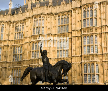 Statue équestre en bronze de Richard Coeur de Lion par le Baron Carlo Marochetti Chambres du Parlement Londres Angleterre Europe Banque D'Images