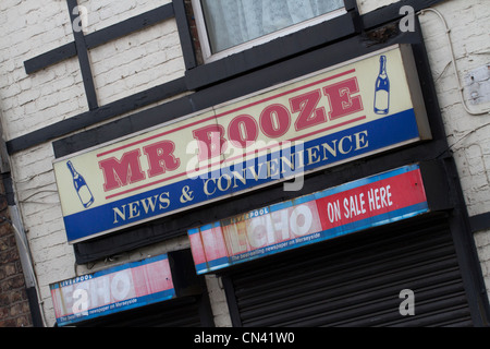 Un fermé Mr Booze Store à Liverpool Banque D'Images