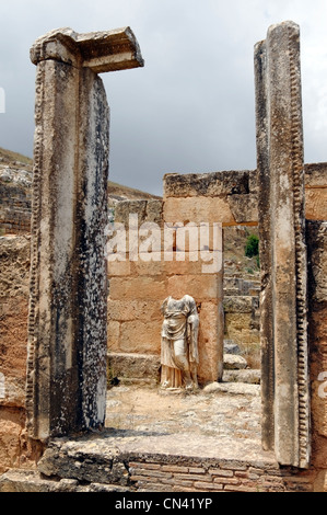 Cyrène. La Libye. Vue de couper finement le portail en marbre et sculpture en marbre sans tête de la figure féminine drapée magnifiquement au Temple Banque D'Images