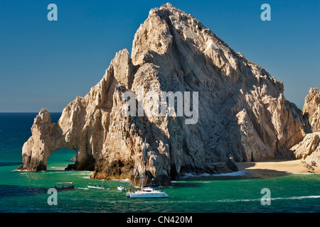 Los Arcos arch et tourboats le long littoral de Cabo San Lucas en mer de Cortez- Cabo San Lucas-Mexico. Banque D'Images