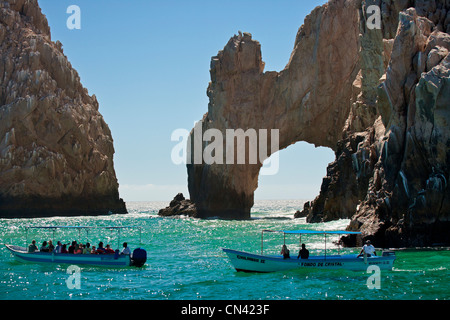 Los Arcos arch et tourboats le long littoral de Cabo San Lucas en mer de Cortez- Cabo San Lucas-Mexico. Banque D'Images